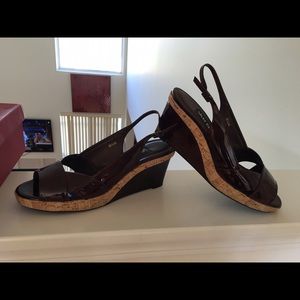 Vaneli Brown Patent/Cork Sandels