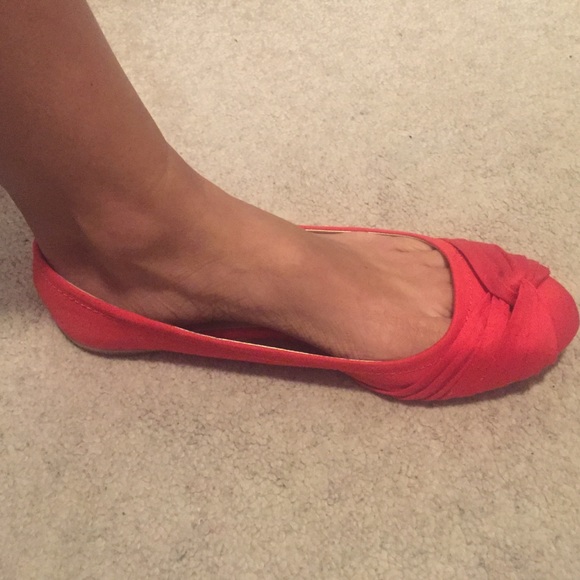 Perfect for Fall!🍁Brand new never worn red flats!