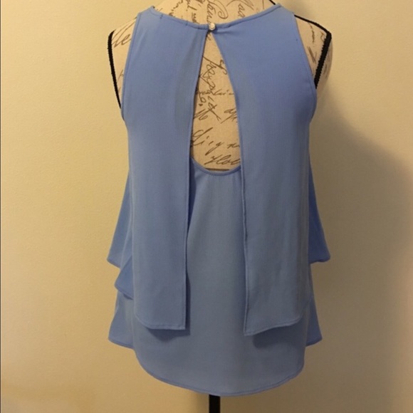 Sleeveless Periwinkle layered top with open back - Picture 2 of 4