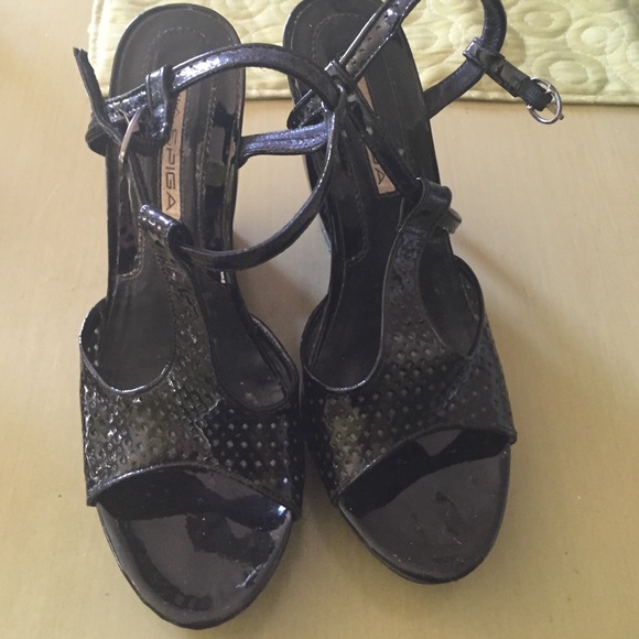 Shoe - Picture 1 of 2
