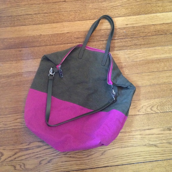 New linen 2-tone tote from the GAP with tag.