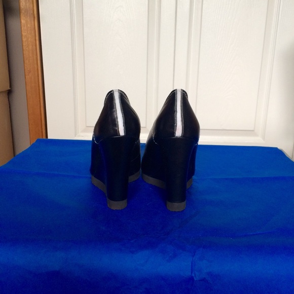 NWB CHARLES By Charles David pumps - Picture 3 of 4