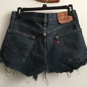 👅Distressed Mid- Waisted Levi's Shorts