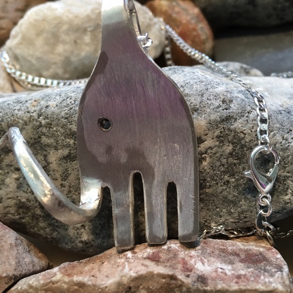 5 ⭐️Rating 🌺 Vintage Elephant Fork Necklace 🐘💜 - Picture 2 of 4