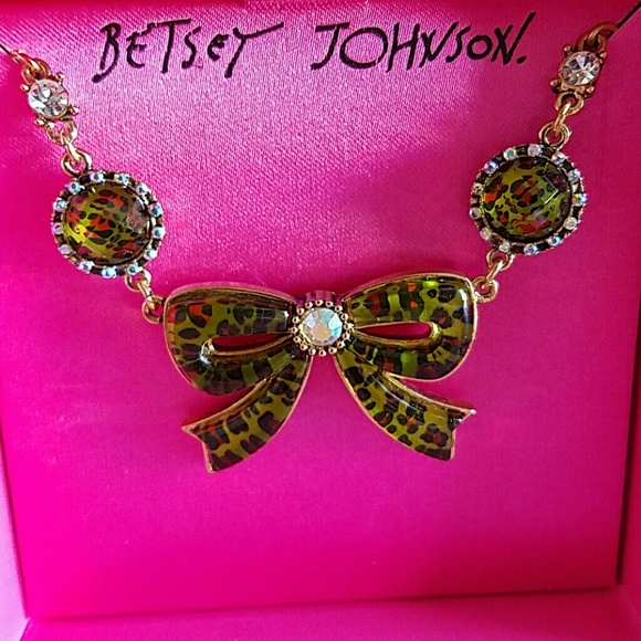 NWT BETSEY JOHNSON GREEN BOW NECKLACE