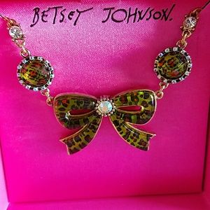 NWT BETSEY JOHNSON GREEN BOW NECKLACE