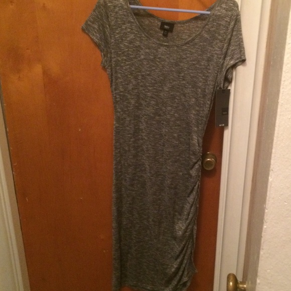 Gray short sleeved dress with rouching