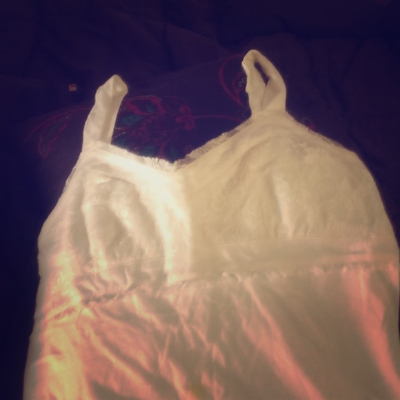Sleeveless white top with lace on the on the bust - Picture 1 of 2