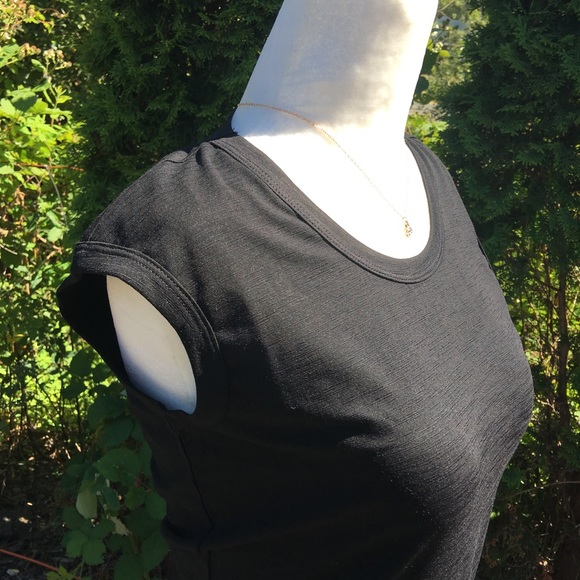 🤩5 for $25 SALE🤩 Black Sleeveless Top - Picture 2 of 3