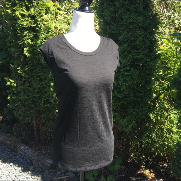 🤩5 for $25 SALE🤩 Black Sleeveless Top - Picture 3 of 3