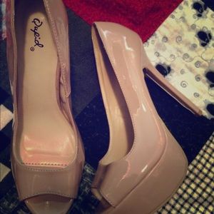 WORN ONCE nude pumps