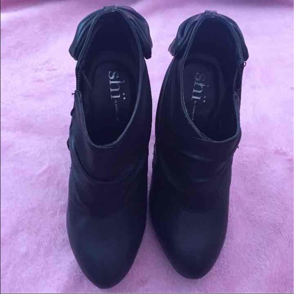 Shi ankle boots.