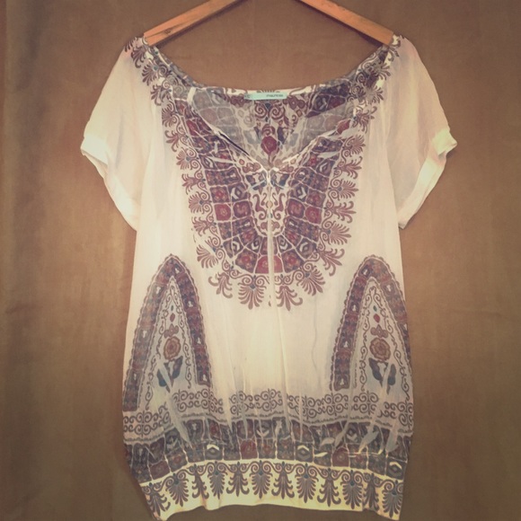 Loose fit cream colored shirt