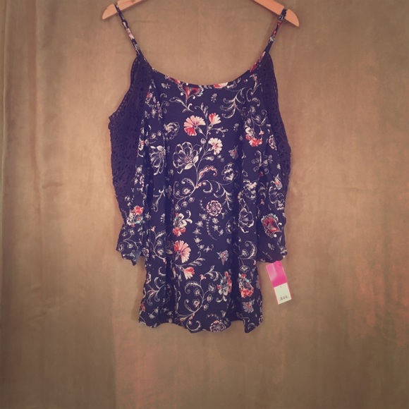 3/4 length sleeve with the shoulders cut out.