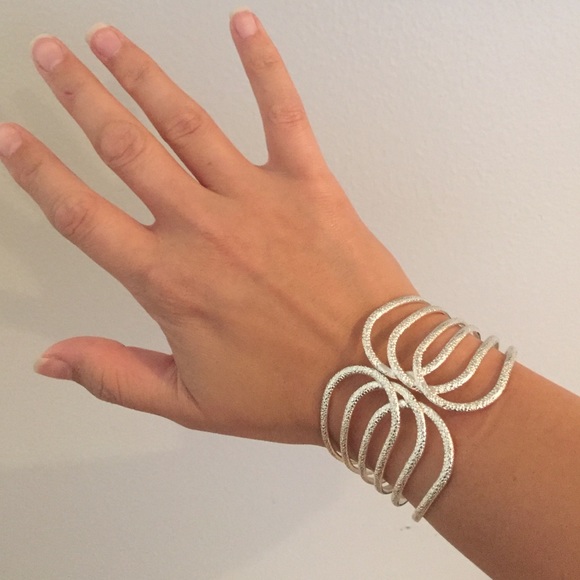 Infinity hinge cuff bracelet - Picture 3 of 3