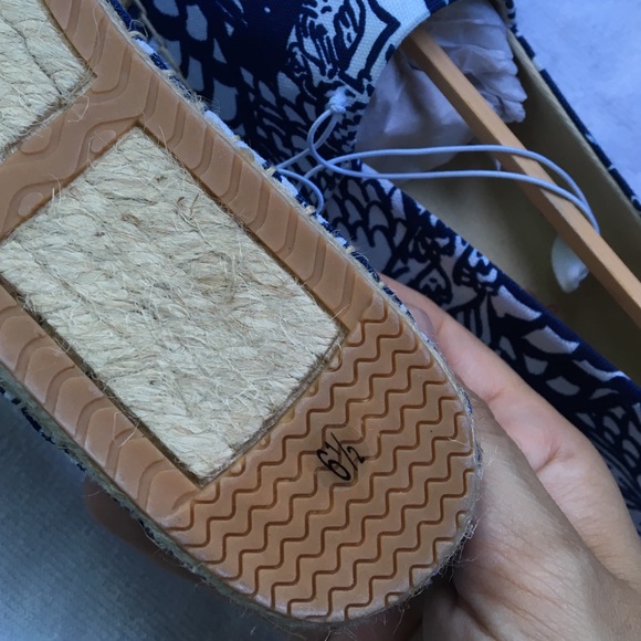 Only 1 Left! Brand New Lily Pulitzer "Upstream" - Picture 3 of 4