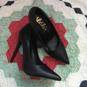 👠Lulu's Black Pointed Toe Pumps - FINAL PRICE.