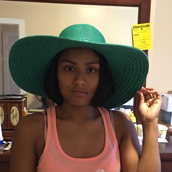 Green hat - Picture 2 of 4