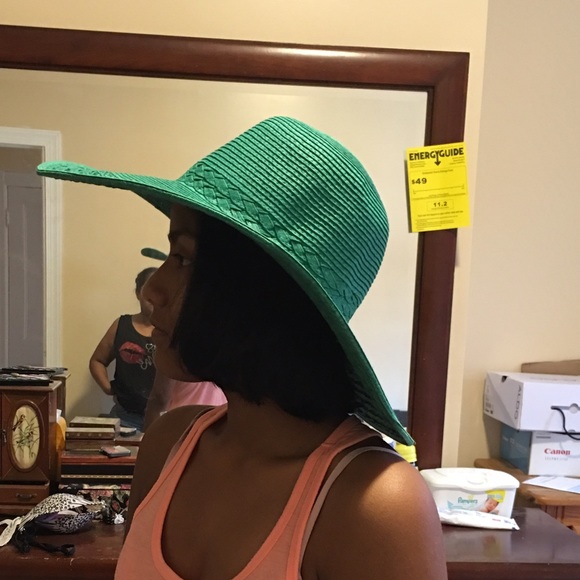 Green hat - Picture 3 of 4