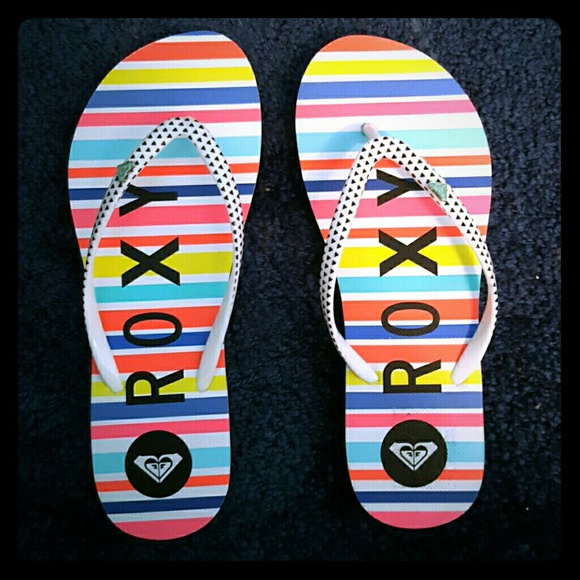 A pair of roxy flip flops