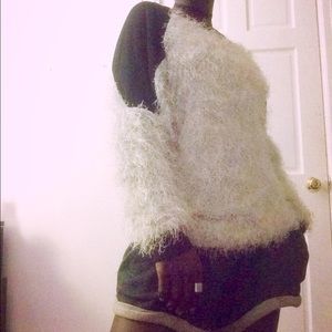 Cute winter/spring tendy feather sweater