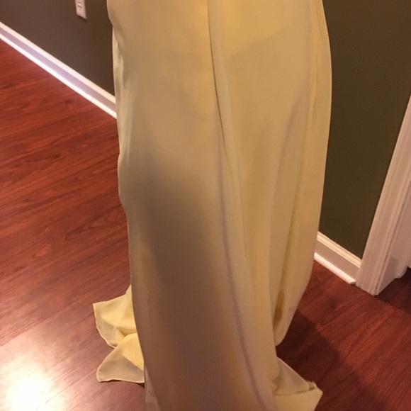 Yellow beautiful dress - Picture 4 of 4