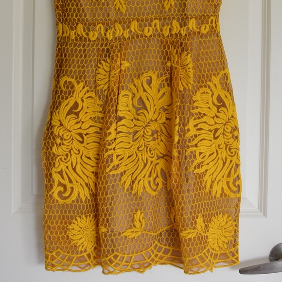 Yellow gold lace dress - Picture 2 of 3