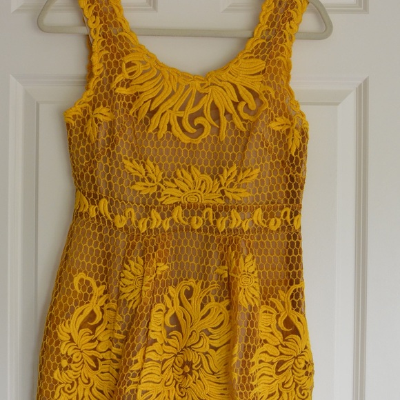 Yellow gold lace dress - Picture 3 of 3