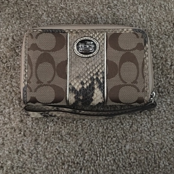 Coach wristlet wallet