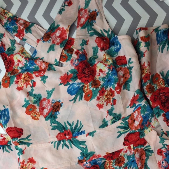 SMALLBLUSH FLORAL CRISS CROSS FLOWY JUMPSUIT S - Picture 3 of 4