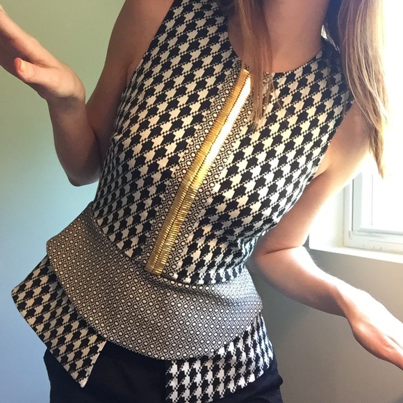 STUNNER holiday party top! 😍 Gold embellishments!