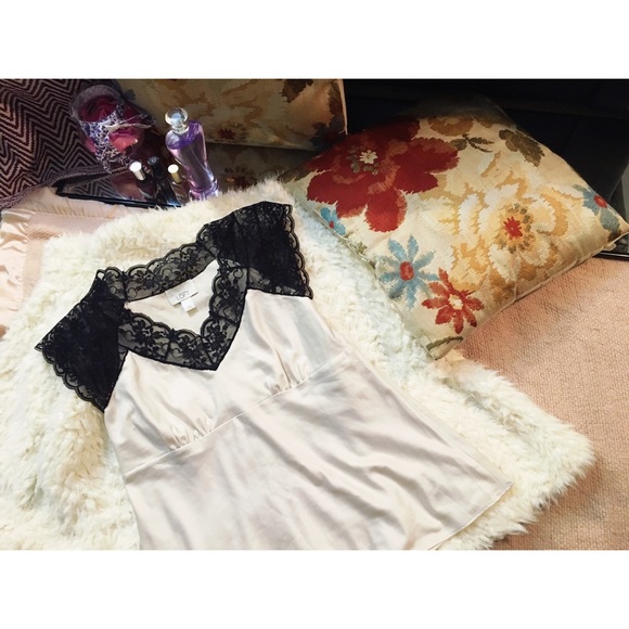 Cute blouse w/lace neckline and sleeves