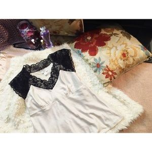 Cute blouse w/lace neckline and sleeves