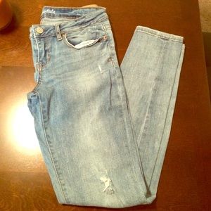 Light wash jeggings with little disstress