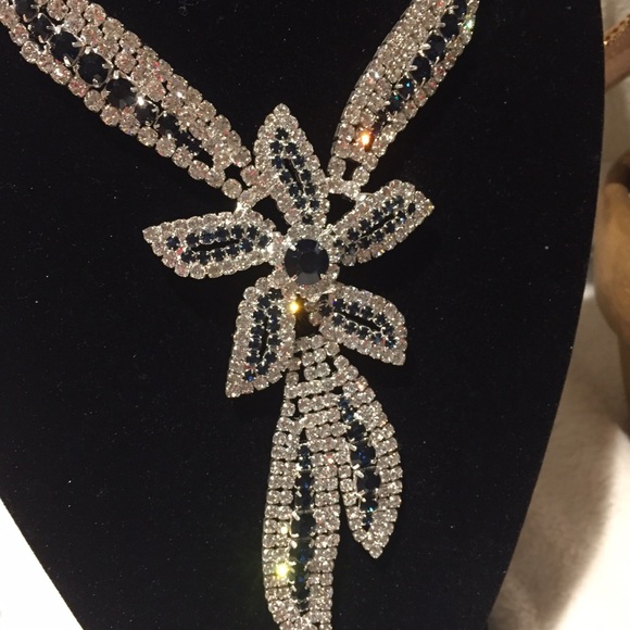Regal necklace set with earrings fit for a queen. - Picture 2 of 4