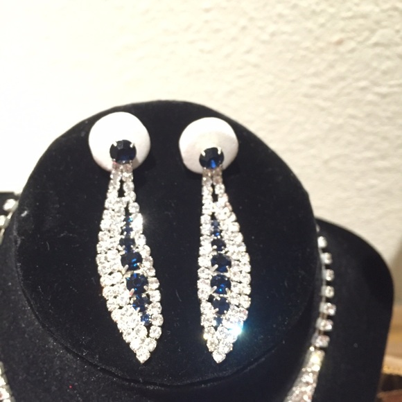Regal necklace set with earrings fit for a queen. - Picture 3 of 4
