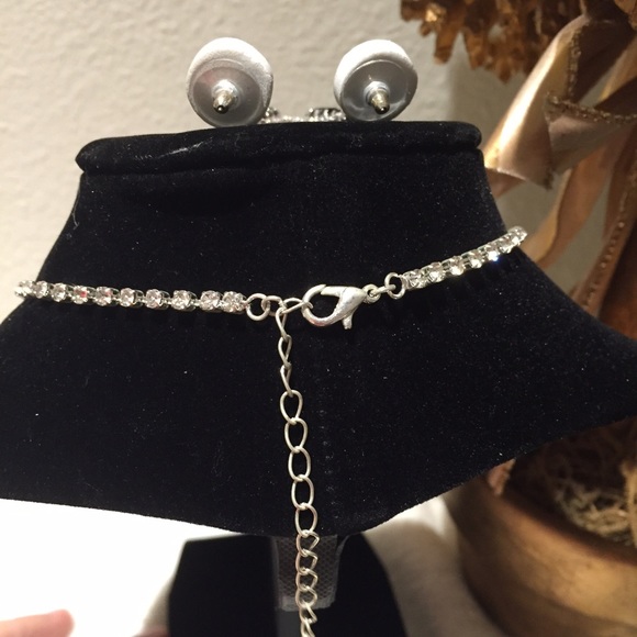 Regal necklace set with earrings fit for a queen. - Picture 4 of 4