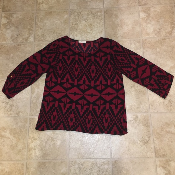 Super cute size small patterned shirt!