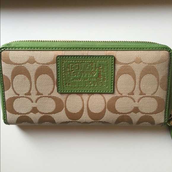 ✨SOLD Coach Daisy Signature Zip Around Wallet