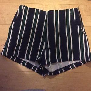 Summer short with side zip, size small. 13$!! 🔥