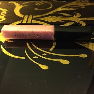 Bobbi Brown lipgloss in #43 Pink Oyster