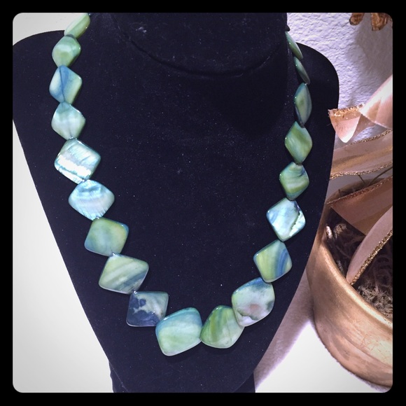 Mother of pearl green necklace