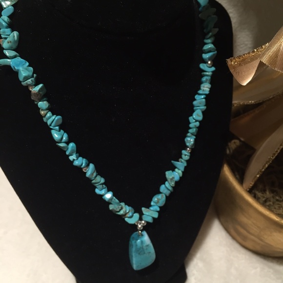 Aquamarine stone pendant necklace