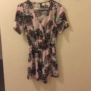 Size small/4 10$!! 🔥Palm floral romper