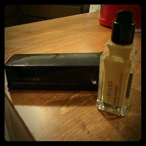 Fiona stiles foundation luminous finish Color 05