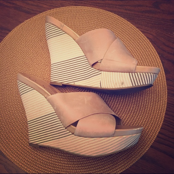 Jessica Simpson tan platform sandals Size 8.5