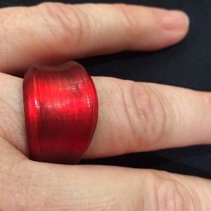 Fun & comfortable glass-like red ring - size 7