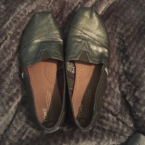 NWOT Metallic Silver TOMS