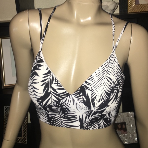 🚫Sold on 〽️erc 🚫 Crop Top Alert!