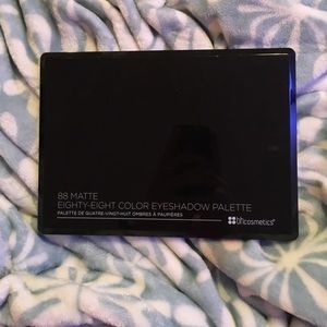 Bh cosmetics 88 matte shadow palette